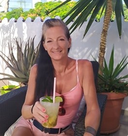 TEODORA TOTH, 12. éve Gran Canaria-n élek, és 3 éve dolgozom spanyol magán nyelvtanarként. 